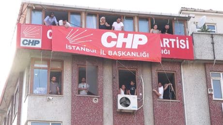 CHP'nin Bahçelievler'deki binasına “İstanbul İl Başkanlığı” yazılı pankart asıldı