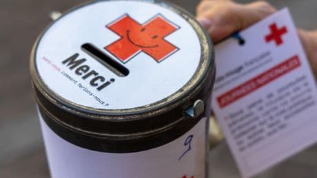 «Ça nous alerte» : l’année 2024 enregistre la plus faible progression des dons depuis 20 ans, révèle un baromètre