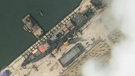 Satelliten-Fotos zeigen Zerstörer vor und nach dem „schweren Unfall“