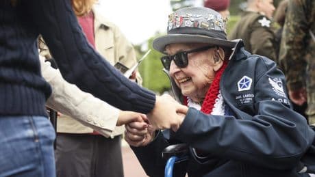 TikTok-ster en oorlogsveteraan ’Papa Jake’ (102) overleden: ’Maakte tot het einde grapjes’