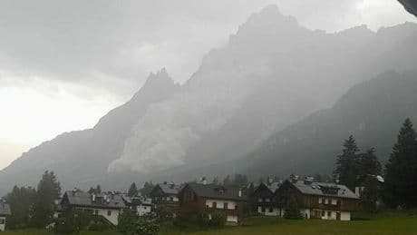 Frana sulla Croda Marcora: crolla la montagna tra San Vito e Cortina. Enorme nube di polvere sulla vallata