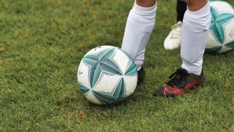 Un niño de 13 años es agredido brutalmente por el padre de un rival en un partido de fútbol