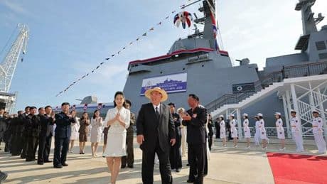 Kim Jong Un e la figlia al varo del nuovo cacciatorpediniere da 5mila tonnellate: la nave da guerra era affondata  a maggio