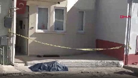 Eskişehir'de yaşayan Şükrü Akkaya evinin önünde ölü bulundu