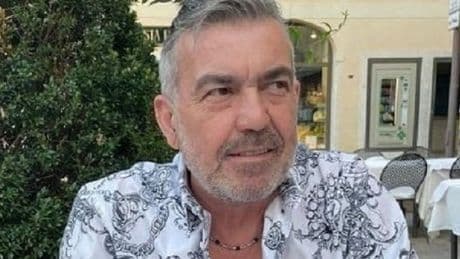 Oscar Brogio non si presenta al lavoro, i colleghi lo cercano a casa e lo trovano morto in una pozza di sangue