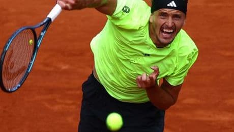 French Open: Alexander Zverev hat keinen Ärger mit dem Gegner, nur mit einer Fliege