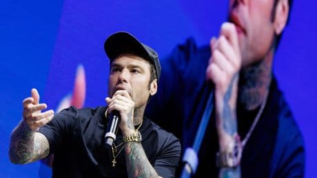 Fedez al congresso di Forza Italia giovani, tutte le giravolte del rapper: «Rispetto per Berlusconi. Per chi voterei? Oggi per nessuno»