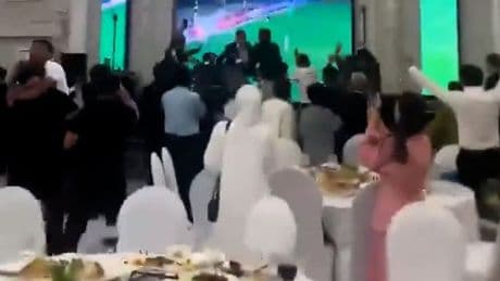 Alle Männer flippen aus - Hochzeit wird plötzlich zur Nebensache