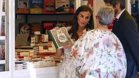 Una reina "muy lectora e interesada por el sector editorial" inaugura la Feria del Libro, que arranca marcada por el calor