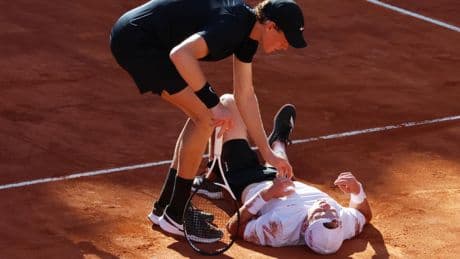 De Jong biedt Sinner in Rome aardig partij, maar verliest na pijnlijke val