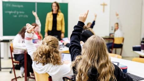 Erschütternde Studie - Wegen Asylkrise werden Schulen immer schlechter!