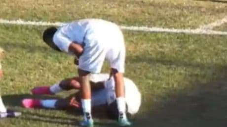 VIDEO Cristiano Ronaldo-viering gaat pijnlijk mis: doelpuntenmaker loopt blessure op