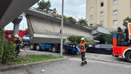 Fußgängerbrücke kracht in Linz auf Lkw– Menschen eingeklemmt