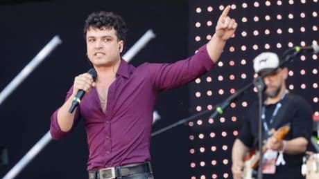 Il Concertone, Leo Gassmann apre con “Bella ciao”. Poi l’omaggio a Papa Francesco | Video