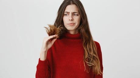Este hábito común en la ducha puede resecarte el cabello según la dermatóloga Leire Barrutia
