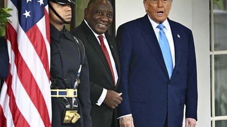 Trump le hace una encerrona al presidente sudafricano: apaga las luces del Despacho Oval y pone un vídeo denunciando "el genocidio de granjeros blancos"
