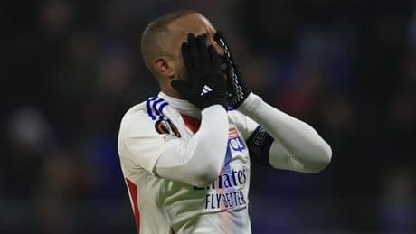 Lacazette, addio shock al Lione: doppietta in campo e ladri in casa