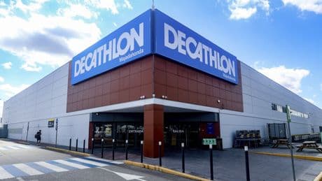 Decathlon hunde su beneficio un 42% en España tras batir su récord el año anterior