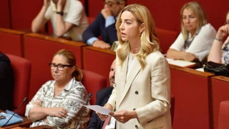 Scontro sull’aumento Imu a Genova, il centrodestra lascia il consiglio comunale: “Misura grave, la maggioranza ha rifiutato il confronto in aula”