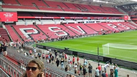 Plan familiar en el estadio del PSV antes de recibir al Athletic