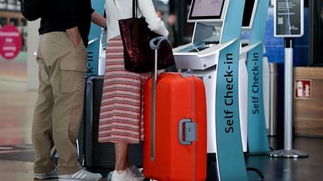 El equipaje de mano encarece el billete de avión en 56 euros en aerolíneas low cost