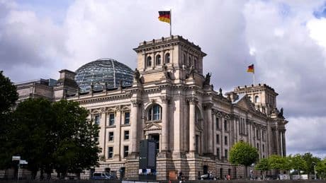 Experten schlagen Alarm - Raus aus dem Bundestag, jetzt Lobbyist