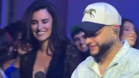 Penélope Cruz desata la euforia en uno de los conciertos de Bad Bunny en Puerto Rico