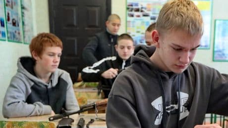 Krieg in der Ukraine: Kiew: Ukrainer bis 22 Jahre dürfen bald frei ein- und ausreisen