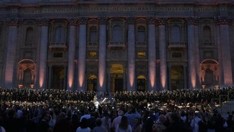 Miles de personas abarrotan la plaza del Vaticano antes de un inédito concierto con Karol G