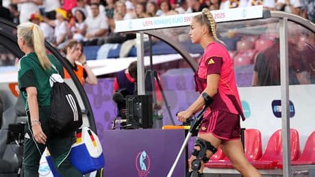 Giulia Gwinn an Krücken, dennoch steht sie auf dem Spielberichtsbogen