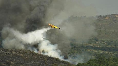 Un incendio activo en Ourense quema ya 120 hectáreas