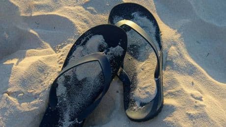Look estivo con infradito: ecco come abbinarle in base a cosa scegli di indossare