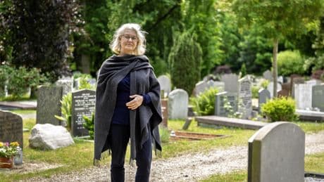 Beestenboel op begraafplaatsen met verzakte, vieze graven en aangevreten bloemstukken: ’Al zouden we dieren willen afschieten, het mag niet’