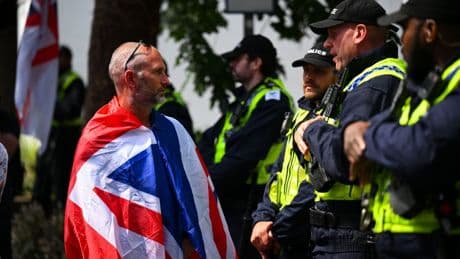 Voters’ attitude towards migration harden – as more asylum hotels targeted