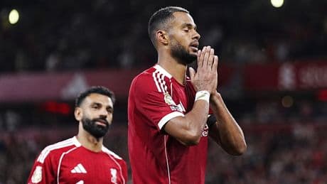 Liverpool in enerverende seizoensopener langs Bournemouth, indrukwekkend eerbetoon Jota