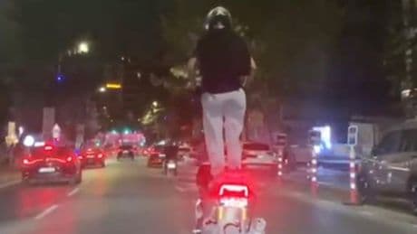 Bağdat Caddesi’nde motosikletlinin tehlikeli yolculuğu