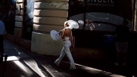 En direct, canicule : 16 départements en vigilance rouge mardi ; près de 1 350 écoles fermées, ainsi que le sommet de la tour Eiffel