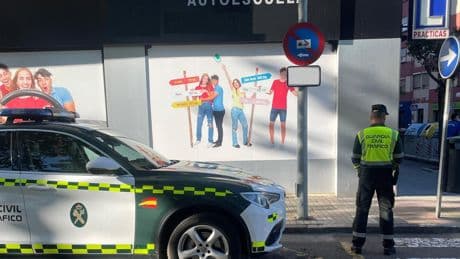 La Guardia Civil pilla a dos hombres que fueron en coche a un curso de reeducación vial por haber perdido el carné