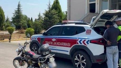 Sakarya'da motosikletlinin tehlikeli şovu pahalıya patladı! Ehliyetine süresiz el konuldu