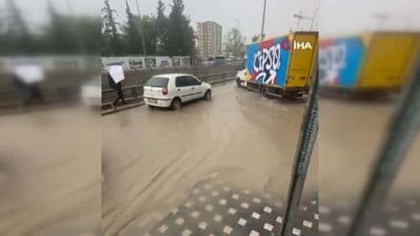 Osmaniye'de şiddetli yağmur hayatı felç etti
