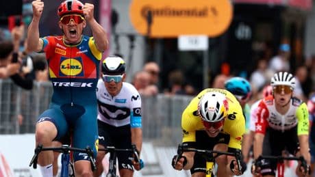 Pedersen frustra a Van Aert para ceñirse en Tirana la primera 'maglia rosa'