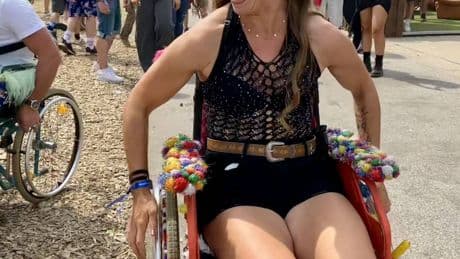 Zeitreise in die 80er: Rollstuhlrennen, Retro-Deko und fette Beats – alles vereint im Parookaville-Altersheim