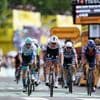 Van der Poel houdt geel na tumultueuze én langzame Tour-rit, sprintzege Merlier