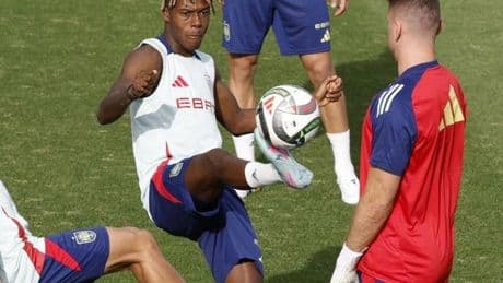 La revancha de Nico Williams a Unai Simón en un entrenamiento con la selección