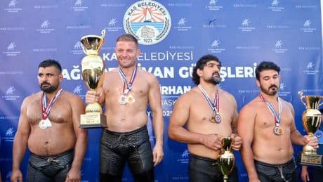 Kaş Belediyesi 4. Yağlı Güreşleri'nde başpehlivan İsmail Balaban oldu