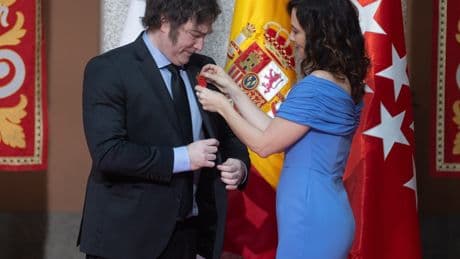 Varapalo judicial al PSOE en su intento de tumbar la medalla de Ayuso a Milei