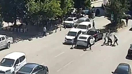Kombi tartışmasında ortalık karıştı: Kiracıyı cadde ortasında sopalarla dövdüler