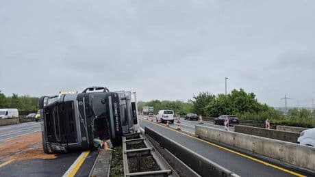 Nach Staus im Berufsverkehr: Umgekippter Lastwagen auf A4 geborgen - Fahrbahn wieder frei