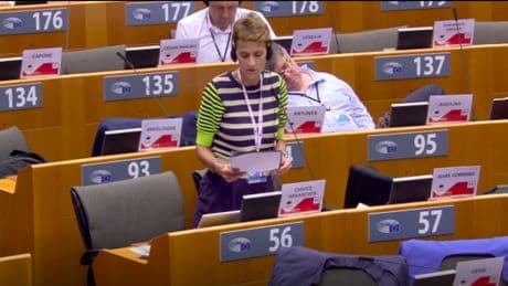Siesta de un eurodiputado maltés durante el discurso en Bruselas de María Chivite