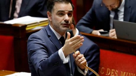 Vins, cosmétiques, aéronautique: avec les droits de douane de Trump, la France craint une "situation absolument intenable"